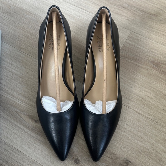 Everly Black Pointed Toe Heels Naturalizer Everly Pump - Picture 3 of 8